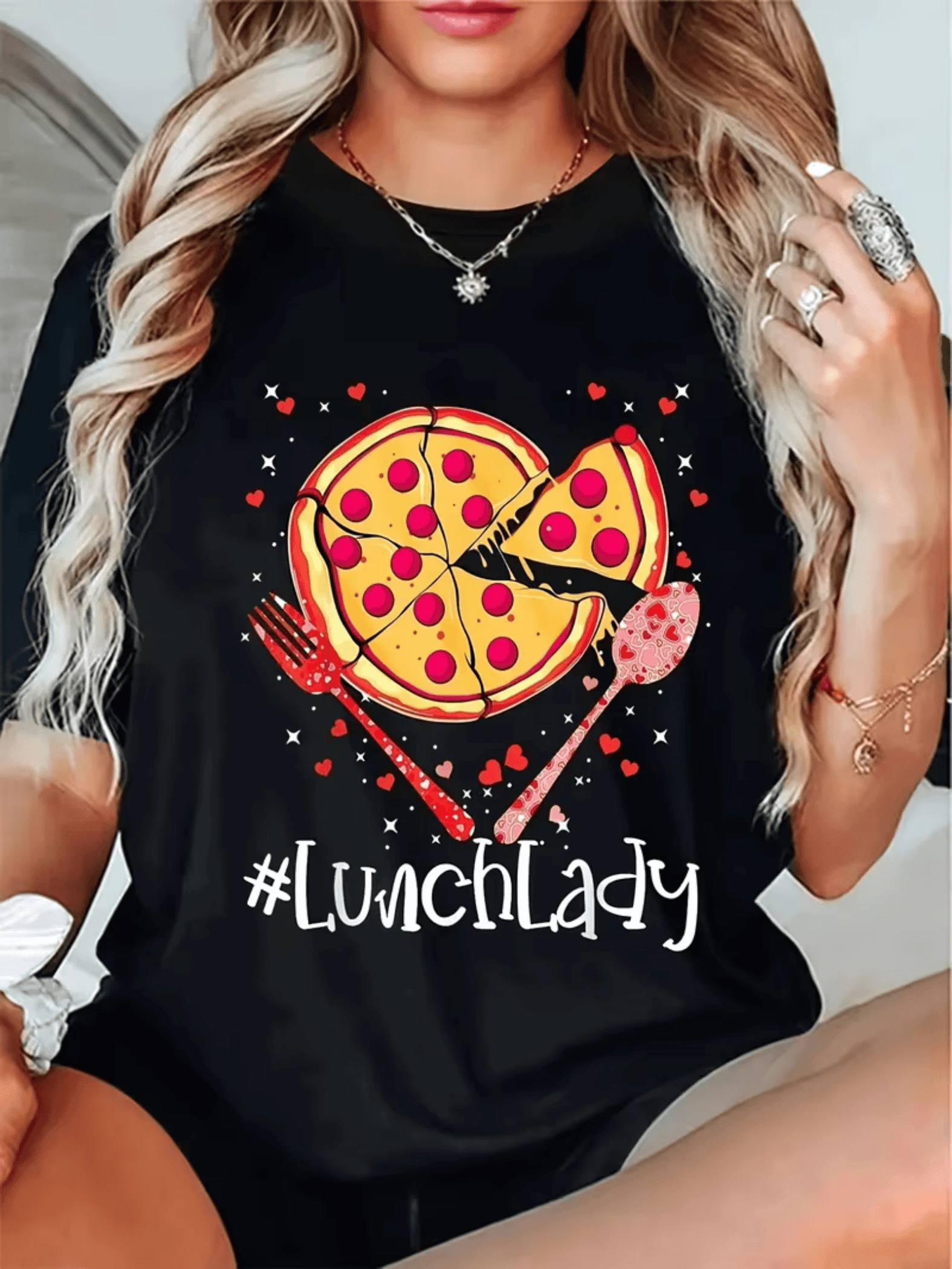 Bright Pizza Surrounded By Red Hearts And Utensils Celebrating The Joy Of Sharing Food With Love. Women's T-Shirt With A Fun Message And Youthful Touch, Ideal For Casual Days. - 黑色 - 查看 1