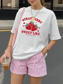 Dos fresas rojas con hojas verdes rodeadas de pequeños corazones evocan dulzura alegría y frescura como símbolo de energía positiva para días felices camiseta de mujer casual cómoda y moderna - Blanco - Ver 8
