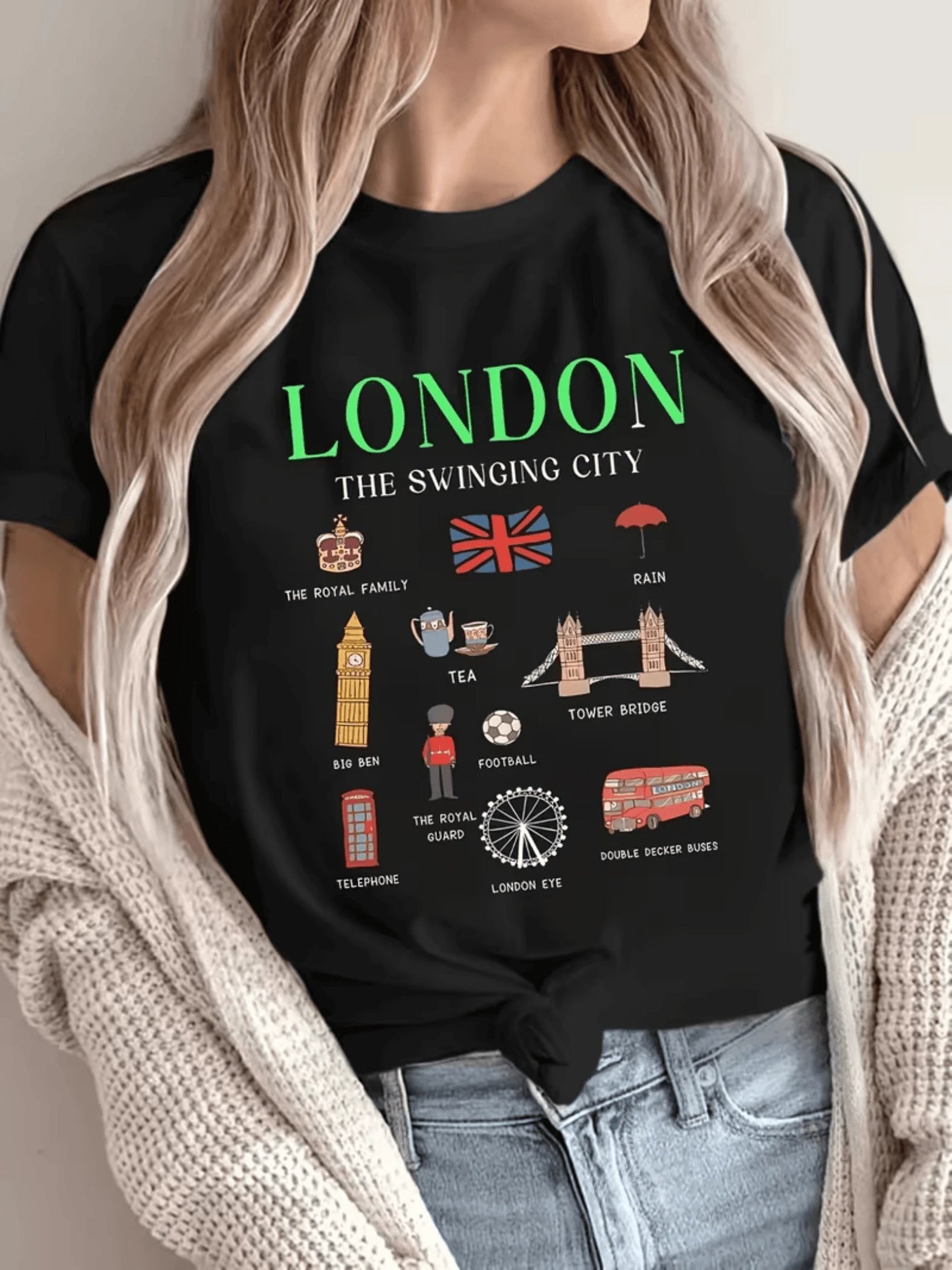 Símbolos icónicos de Londres con detalles del Big Ben la guardia real el puente de la torre el autobús rojo y elementos que evocan la cultura británica camiseta de mujer moderna y cómoda para uso diario - Negro - Ver 1