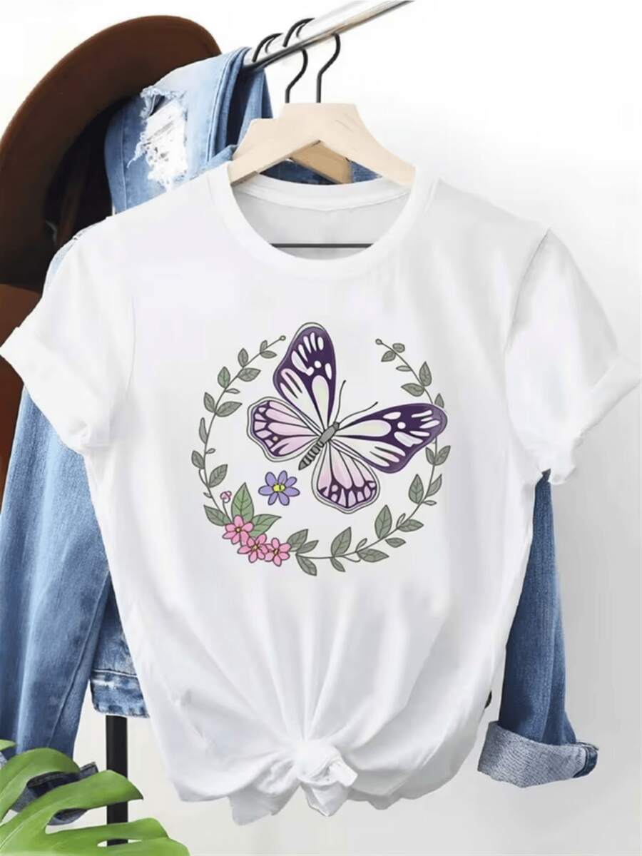 Mariposa púrpura rodeada de ramas verdes y flores pequeñas simboliza transformación esperanza y belleza natural, camiseta de mujer con estampado artístico casual para uso diario - Blanco - Ver 1