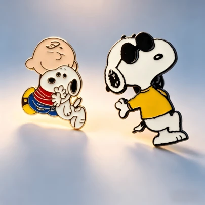 SNOOPY 2枚史努比经典动态徽章，不重复设计，可爱卡通胸针，适用于连帽衫、帆布包、帽子和文具，是史努比粉丝的实用纪念礼物。