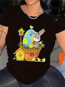 Conejo sonriente acompañado de pollitos alrededor de un gran huevo azul con flores amarillas que simboliza el renacer la amistad y la alegría de compartir momentos tiernos camiseta de mujer casual cómoda para uso diario - Negro - Ver 8