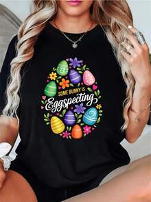 Huevos coloridos rodeados de flores alegres simbolizan la celebración de la vida nueva y la felicidad primaveral con un toque divertido camiseta de mujer para ocasión casual cómoda y moderna - Negro - Ver 8