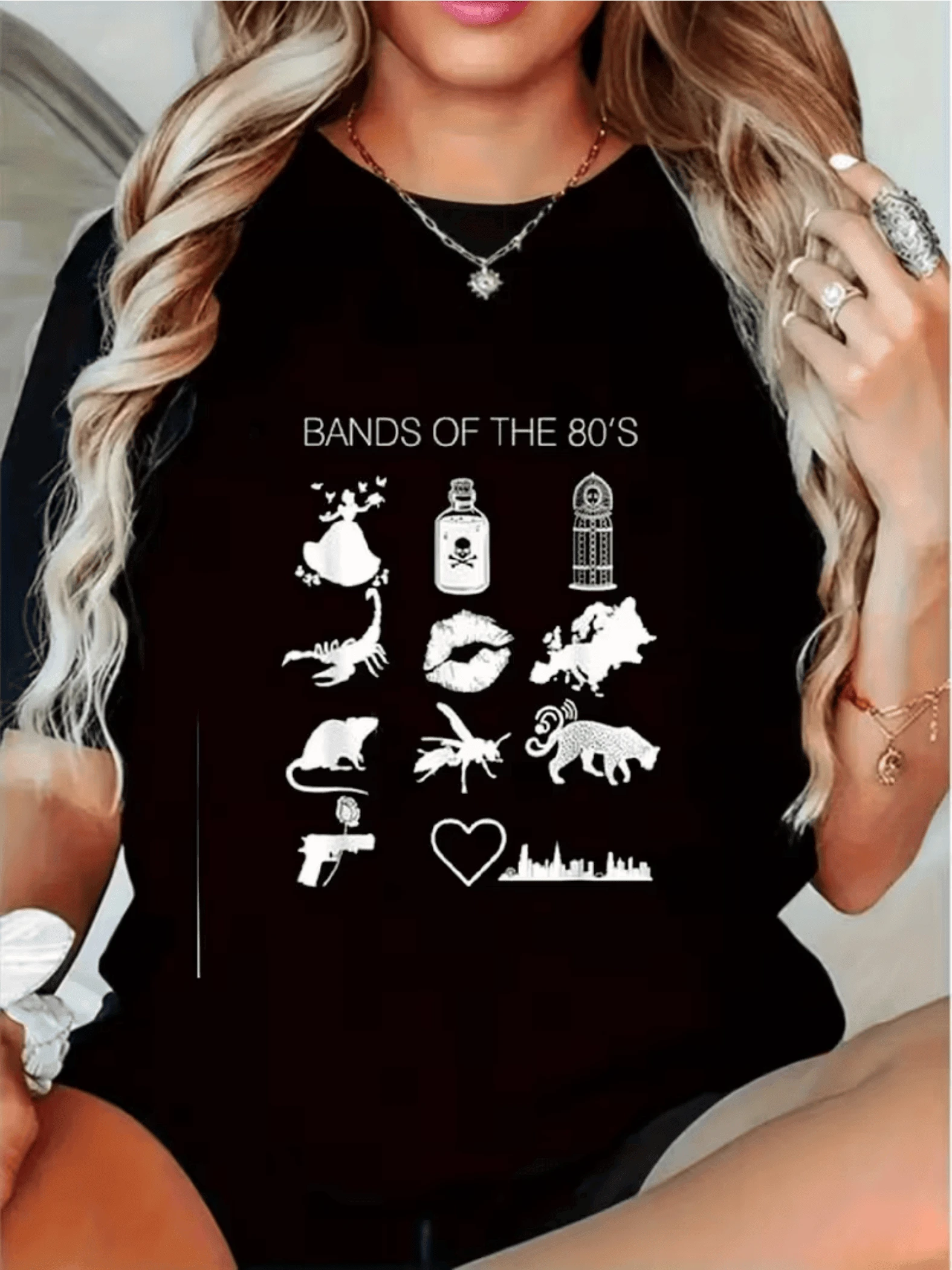 Símbolos nostálgicos que evocan la energía creativa y rebelde de los años 80 con siluetas icónicas y formas llenas de fuerza y diversión camiseta de mujer moderna casual cómoda para uso diario - Negro - Ver 1