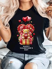 Osito tierno rodeado de corazones rojos y rosas simbolizando amor y ternura en San Valentín con un regalo dorado brillante que refleja cariño profundo y romanticismo camiseta de mujer casual cómoda para diario - Negro - Ver 8