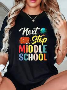 Símbolos de un nuevo comienzo con letras coloridas que celebran la transición escolar junto a un globo terráqueo y una mochila representando aventura y conocimiento camiseta de mujer casual cómoda para diario - Negro - Ver 1