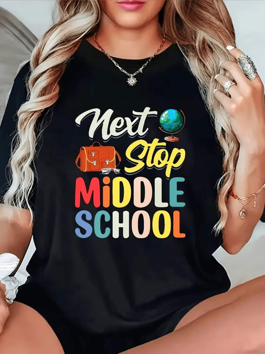 Símbolos de un nuevo comienzo con letras coloridas que celebran la transición escolar junto a un globo terráqueo y una mochila representando aventura y conocimiento camiseta de mujer casual cómoda para diario - Negro - Ver 1