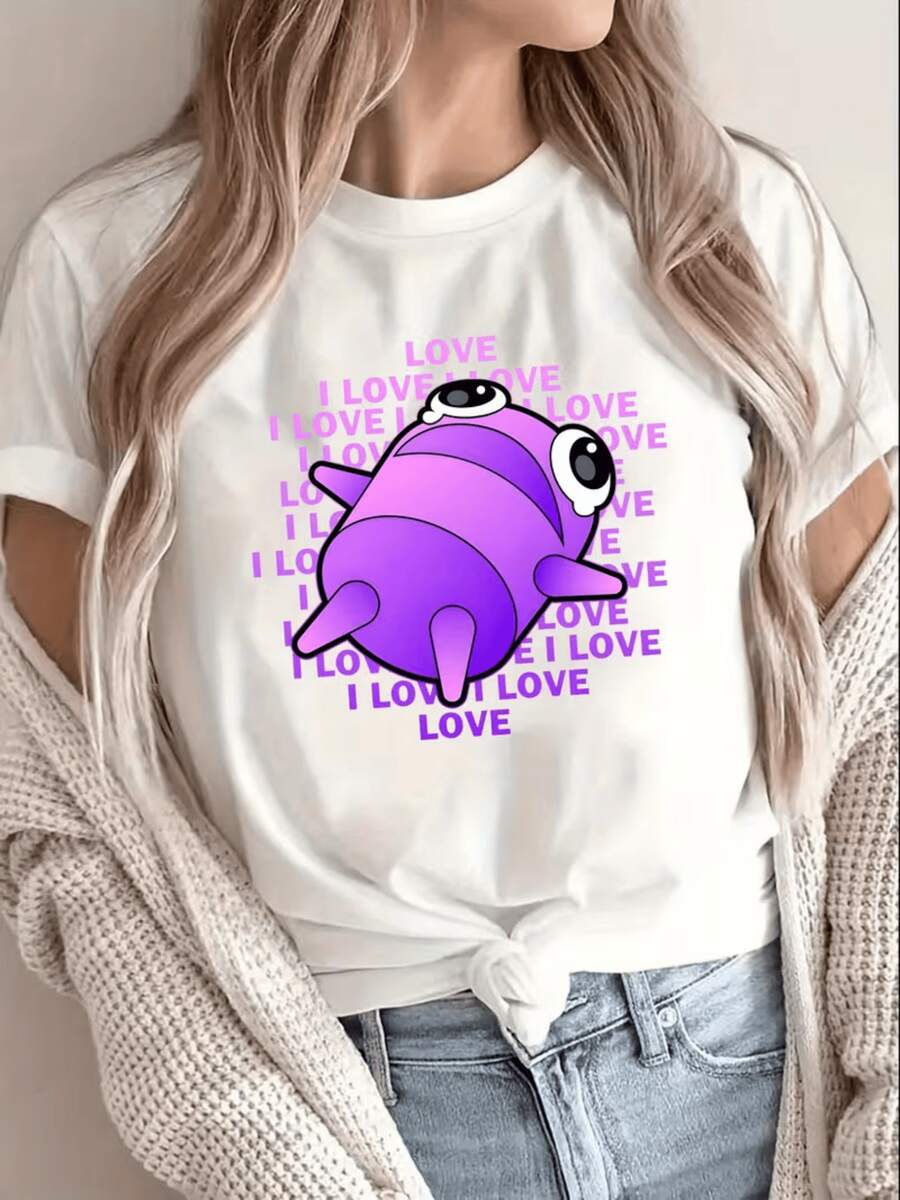 Figura de criatura morada adorable que transmite ternura alegría y amor con repetición vibrante de la palabra LOVE evocando emociones positivas camiseta de mujer casual moderna y cómoda para uso diario - Blanco - Ver 1
