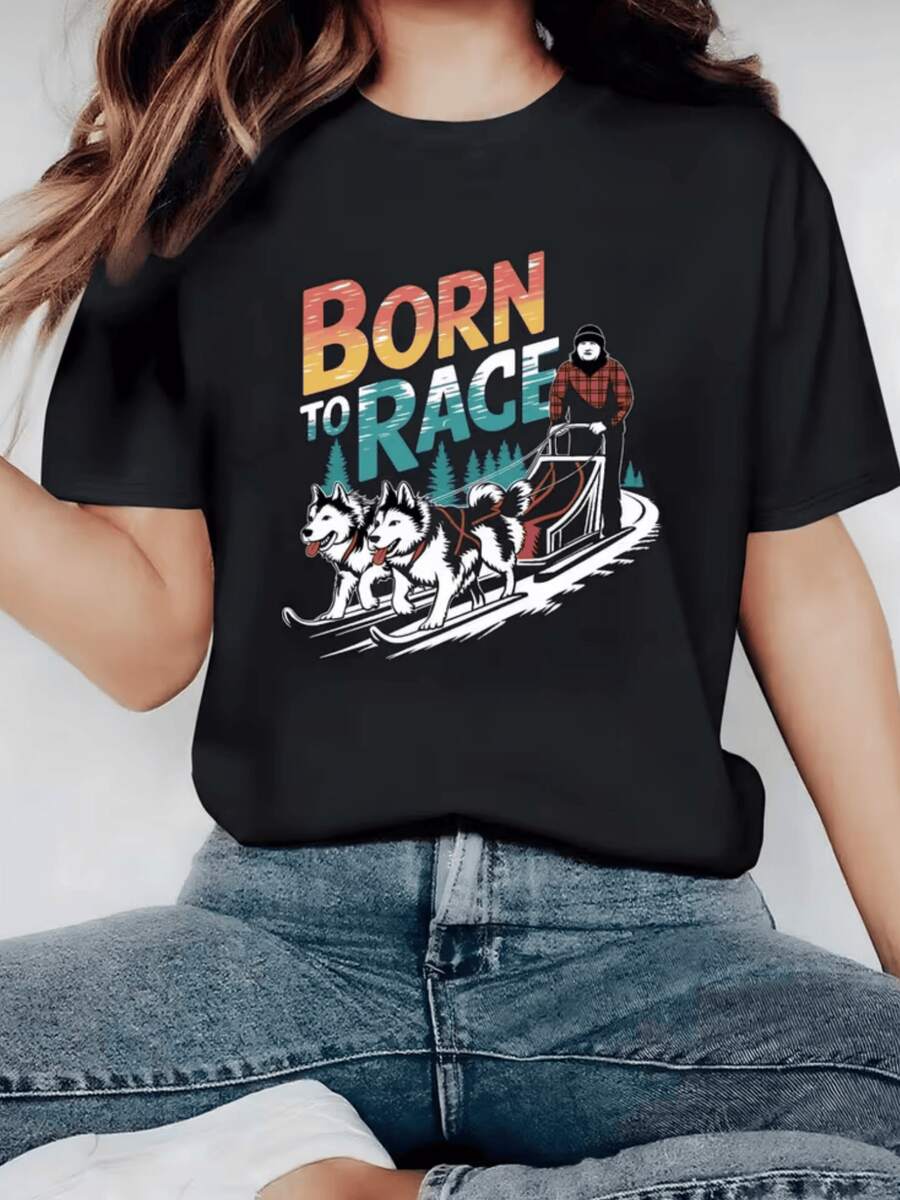 Escena de invierno con un conductor de trineo guiando perros husky sobre la nieve que transmite fuerza libertad y espíritu aventurero camiseta de mujer casual moderna confortable - Negro - Ver 1