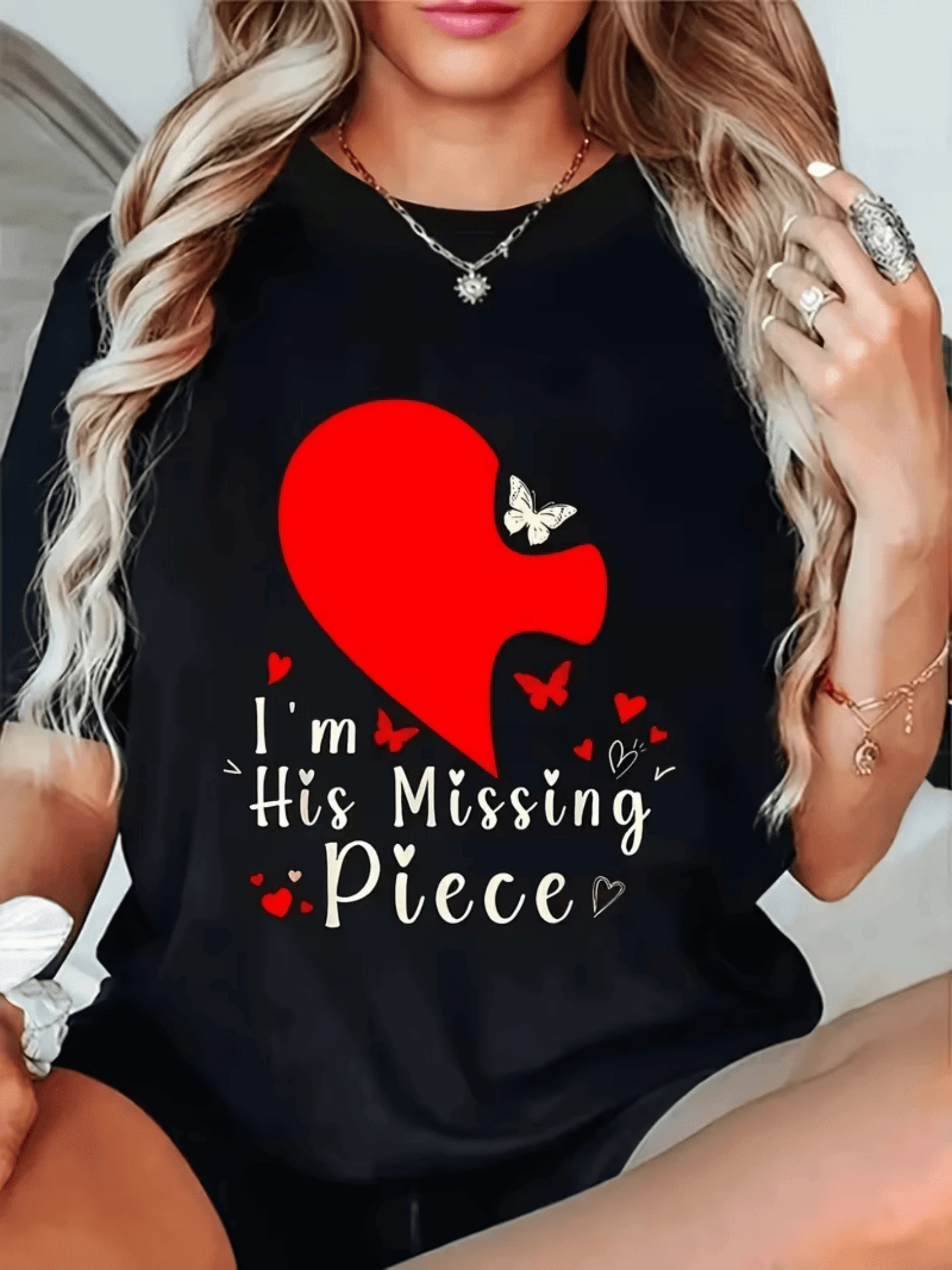 Corazón rojo con mariposas que simboliza el amor incompleto que se completa al encontrar su parte perdida reflejando ternura y conexión profunda camiseta de mujer casual moderna cómoda - Negro - Ver 1