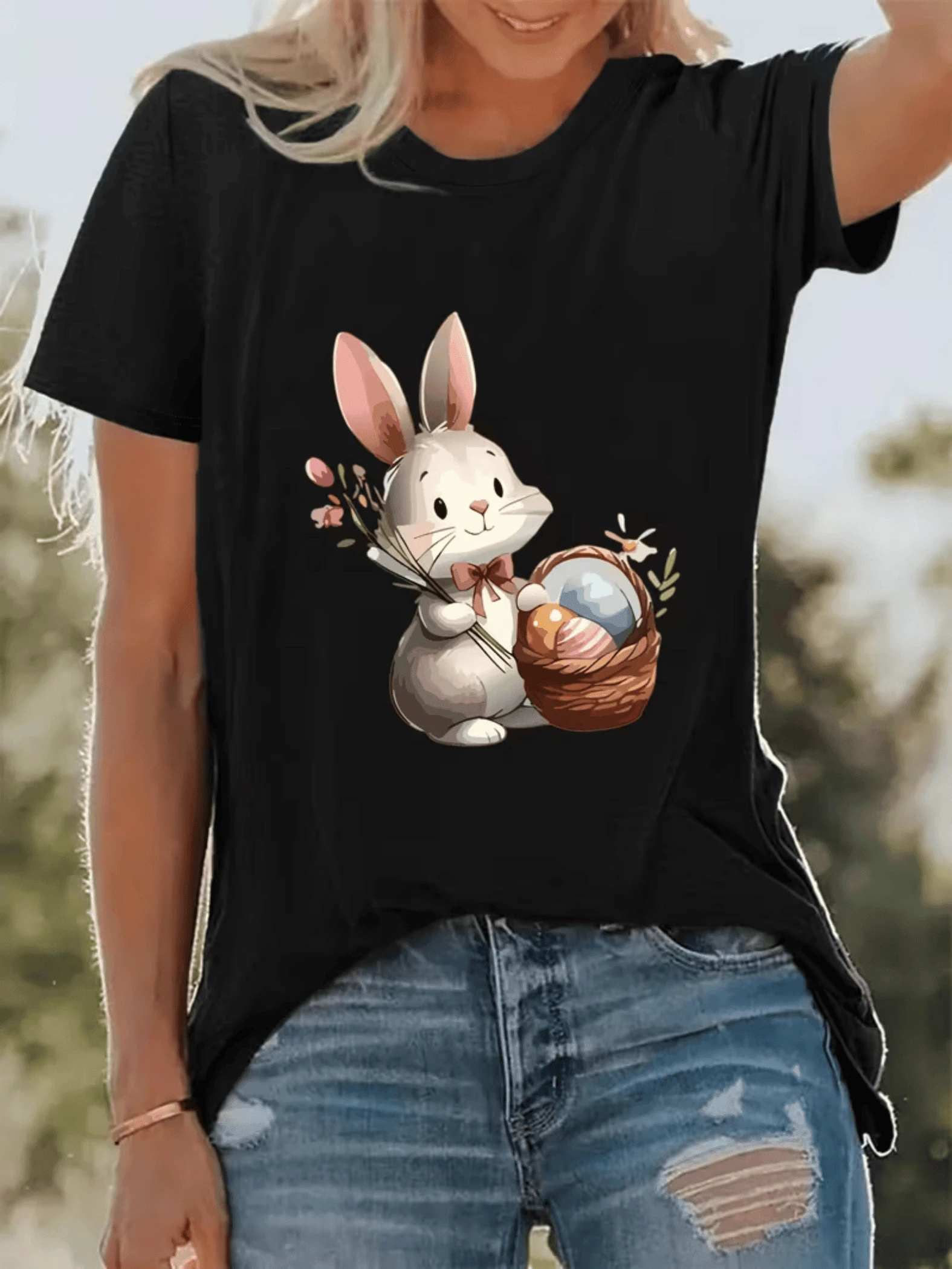 Cute Rabbit Holding A Basket Of Colorful Eggs And Flowers Conveying Joy And Sweetness, Ideal For Relaxed Days. Comfortable And Modern Women's T-Shirt For Everyday Wear. - 黑色 - 查看 1