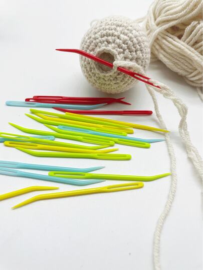 Bộ 8 kim may cong bằng nhựa, thiết kế tiện dụng, lỗ kim lớn 1.7cm, thích hợp để may các loại chỉ dày như chỉ dệt kim, ruy băng, dây thừng trên áo len, khăn quàng cổ, mũ, găng tay, cũng như để may viền và giấu chỉ thừa.