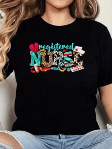 Símbolos coloridos que celebran la dedicación de las enfermeras con letras grandes decoradas con corazones girasoles medicamentos y utensilios médicos mostrando energía y amor por la profesión camiseta de mujer casual moderna cómoda para uso diario - Negro - Ver 1