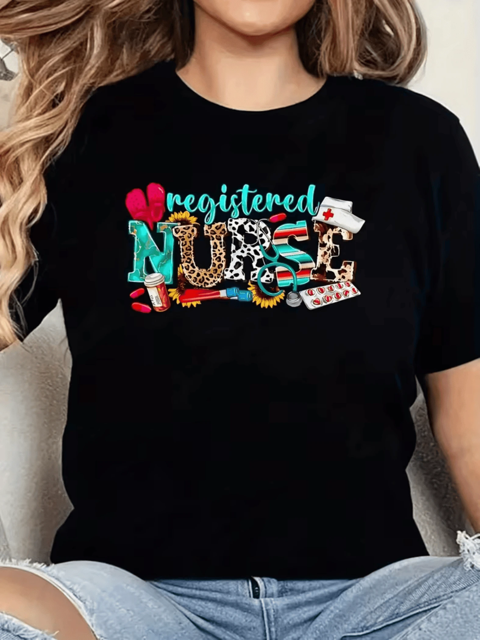 Símbolos coloridos que celebran la dedicación de las enfermeras con letras grandes decoradas con corazones girasoles medicamentos y utensilios médicos mostrando energía y amor por la profesión camiseta de mujer casual moderna cómoda para uso diario - Negro - Ver 1