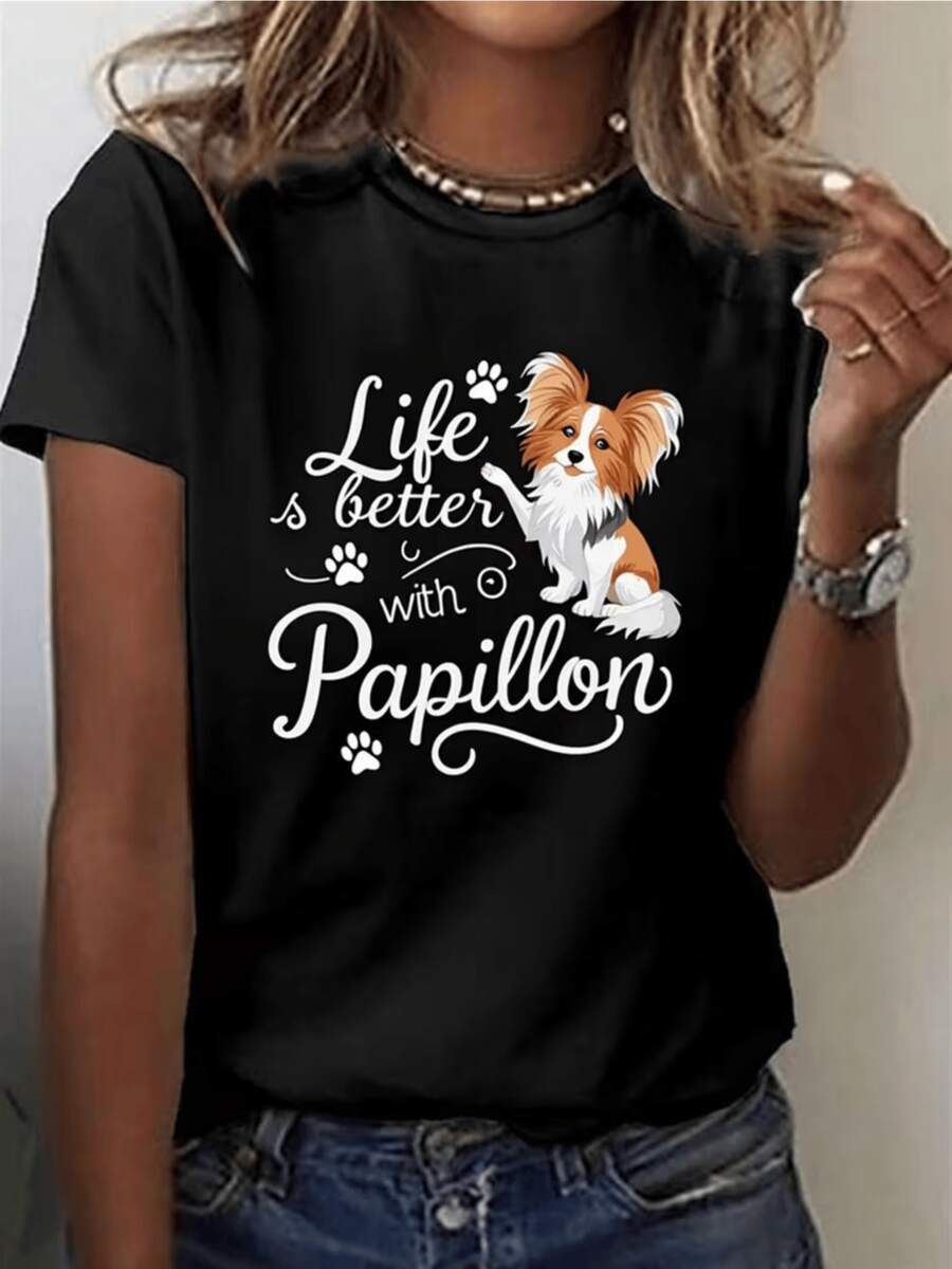 Un adorable perro Papillon rodeado de huellas simboliza la alegría y lealtad que un compañero peludo aporta a la vida reflejando amor y energía positiva en cada momento camiseta de mujer casual ideal para amantes de los animales - Negro - Ver 1