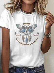 Mariposa celestial con alas decoradas por lunas y estrellas que simboliza pensamientos positivos equilibrio interior y energía espiritual camiseta de mujer moderna cómoda y versátil - Blanco - Ver 8