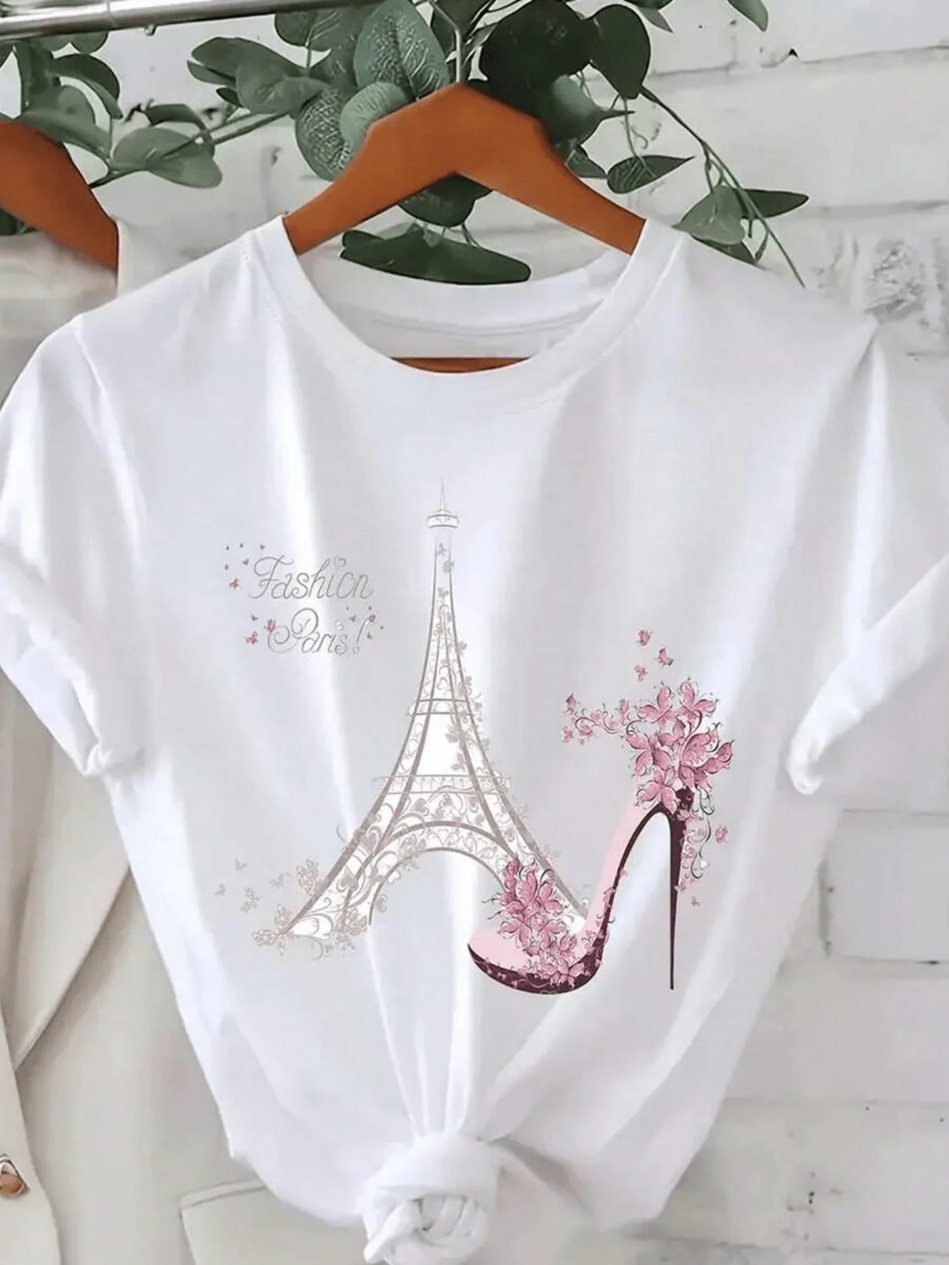 Eiffel Tower Adorned With Pink Flowers And An Elegant Heel Symbolizing The Femininity And Beauty Of Paris. Modern Women's T-Shirt For Casual And Urban Wear. - 白色 - 查看 1
