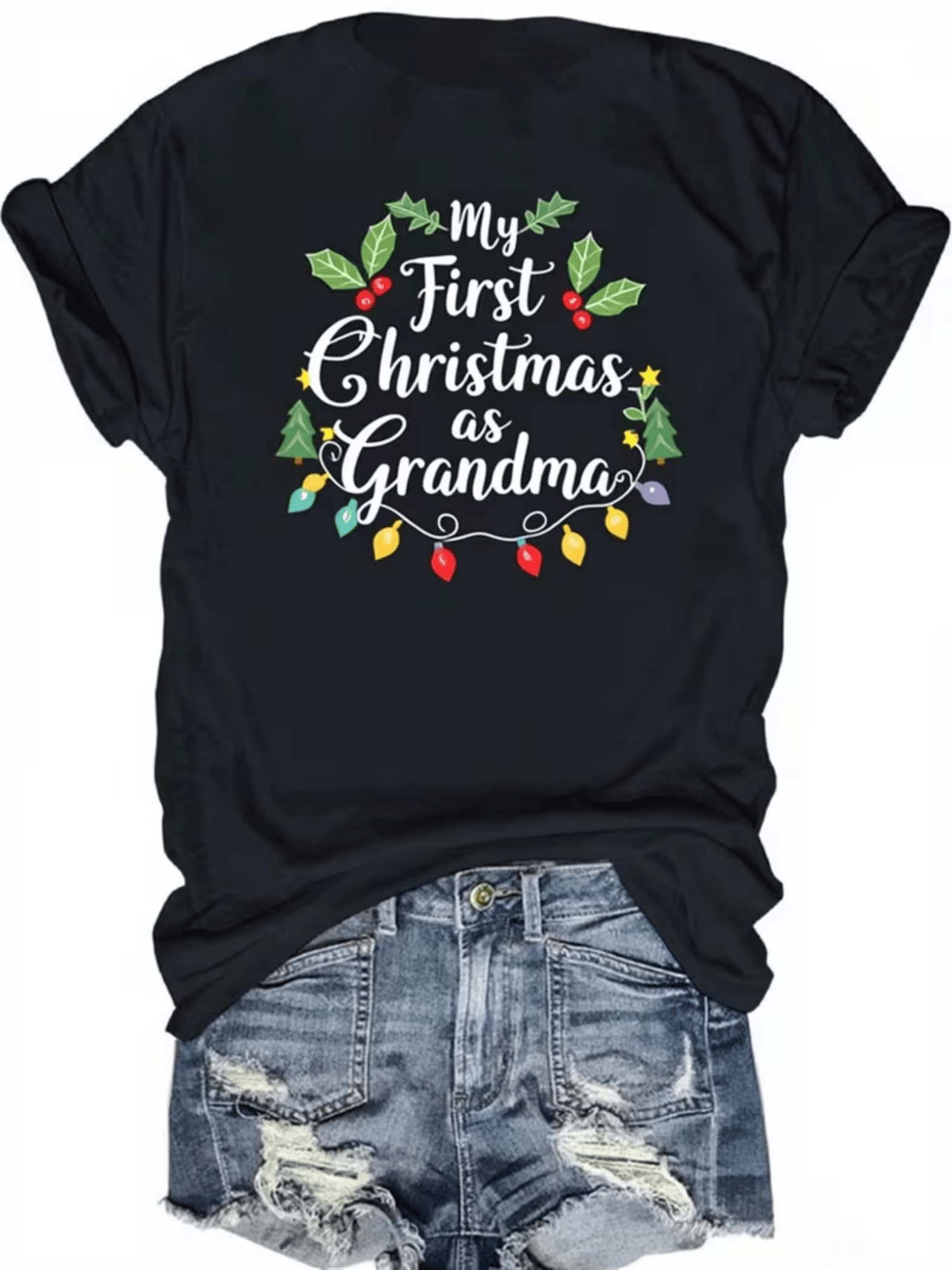 Frase alegre que celebra la primera Navidad como abuela rodeada de luces de colores hojas verdes y árboles pequeños creando un ambiente festivo lleno de amor y calidez camiseta de mujer casual cómoda para fiestas navideñas - Negro - Ver 1