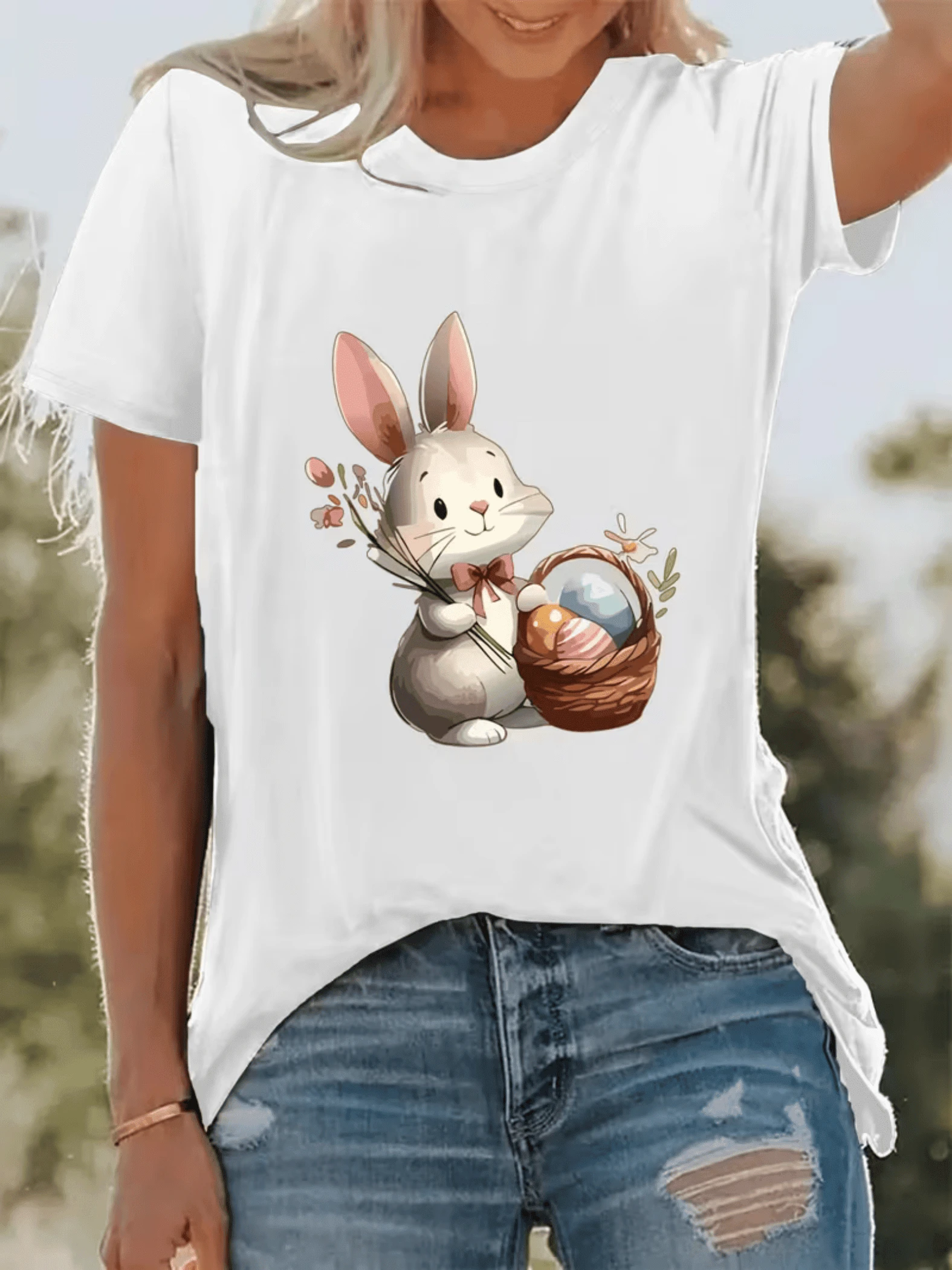 Cute Rabbit Holding A Basket Of Colorful Eggs And Flowers Conveying Joy And Sweetness, Ideal For Relaxed Days. Comfortable And Modern Women's T-Shirt For Everyday Wear. - 白色 - 查看 1