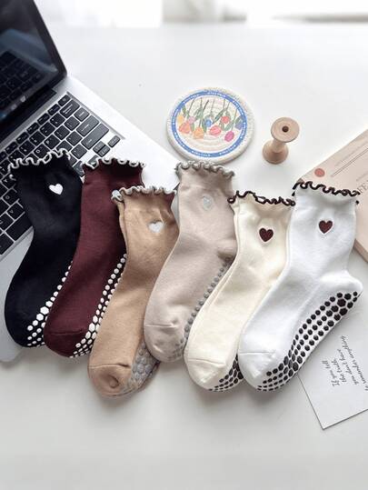 Calcetines de yoga para mujer con bordado de corazón lindo, calcetines de media pantorrilla con ribete de volantes y suela antideslizante de silicona, calcetines de mezcla de algodón transpirables para pilates, fitness, deportes de piso interior & uso diario