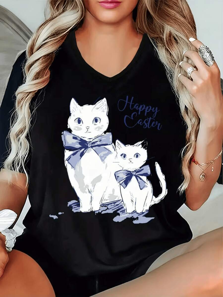 Dos adorables gatos blancos con lazos azules simbolizan ternura y amor familiar junto al mensaje Happy Easter que evoca alegría y celebración camiseta de mujer elegante y cómoda para uso diario - Negro - Ver 1