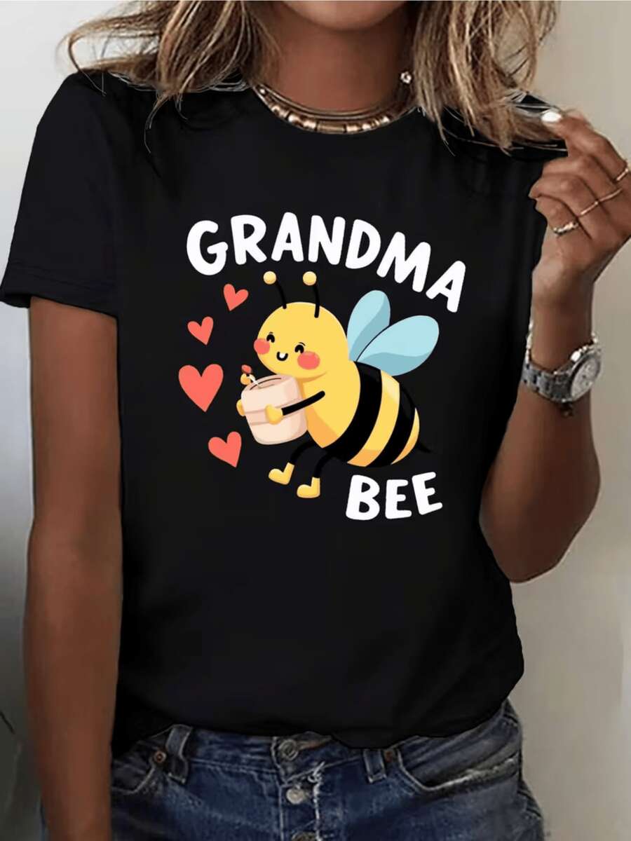 Abeja alegre con alas azules que sostiene un tarro de miel rodeada de corazones rojos simbolizando el amor de una abuela dulce y cariñosa camiseta de mujer casual divertida perfecta para regalo familiar - Negro - Ver 1