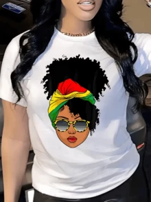 Rostro femenino con cabello rizado abundante y pañuelo en tonos rojo amarillo y verde que simboliza fuerza libertad y orgullo cultural camiseta de mujer casual moderna cómoda para uso diario - Blanco - Ver 1