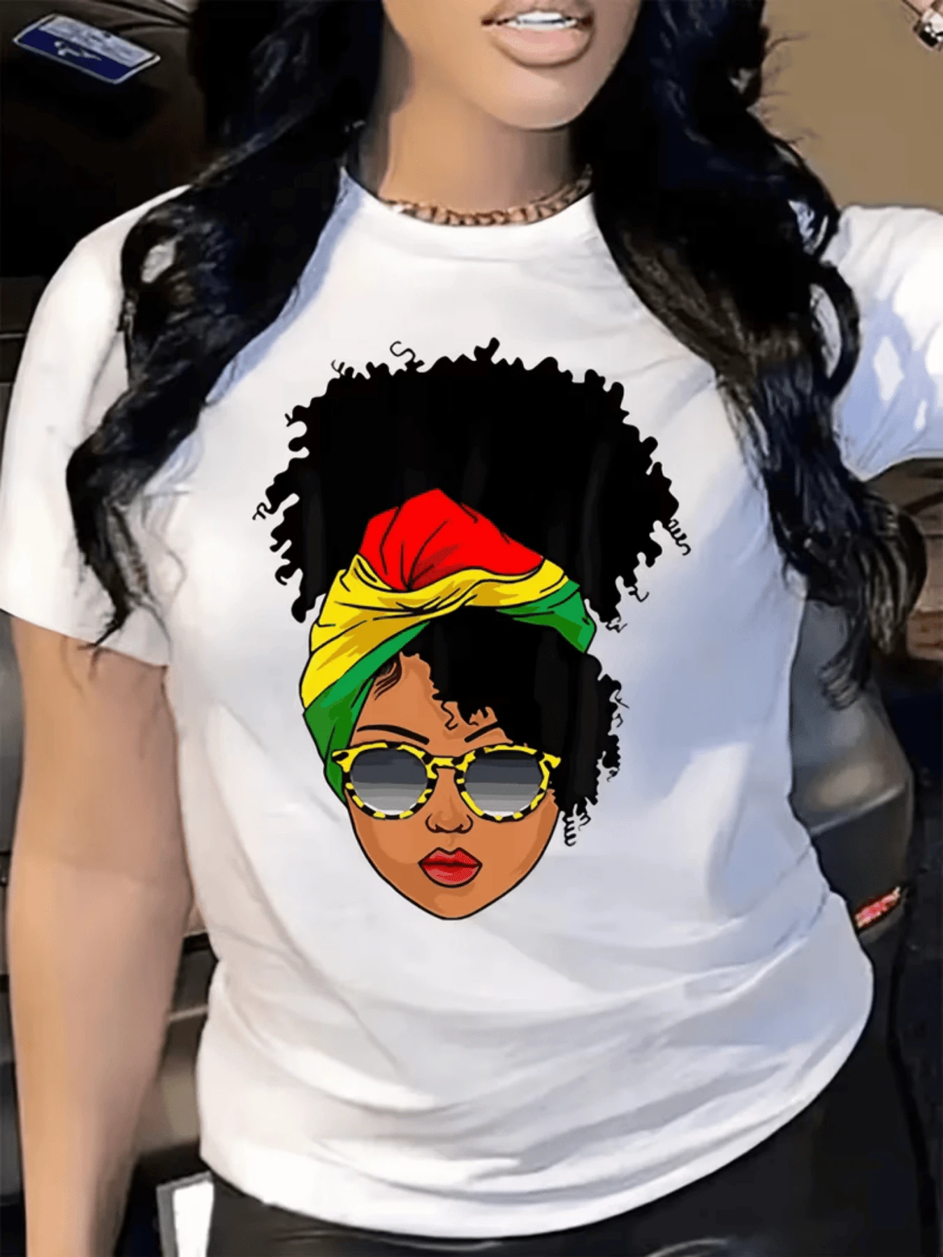 Rostro femenino con cabello rizado abundante y pañuelo en tonos rojo amarillo y verde que simboliza fuerza libertad y orgullo cultural camiseta de mujer casual moderna cómoda para uso diario - Blanco - Ver 1