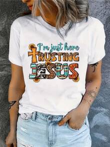 Cruz dorada con flores de girasol que simboliza fe esperanza y amor acompañada de letras decoradas con estampados tribales y animal print reflejando confianza y energía positiva camiseta de mujer casual moderna cómoda para uso diario - Blanco - Ver 1
