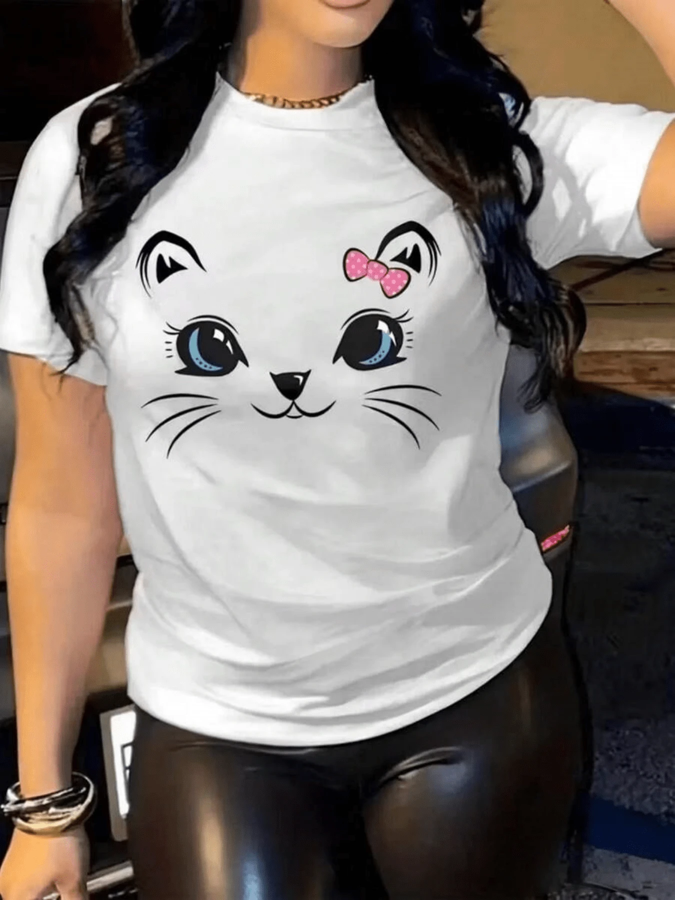 Rostro de gatita con grandes ojos azul cielo y un lazo rosado que transmite dulzura y alegría ideal para un estilo tierno y moderno camiseta de mujer casual cómoda para uso diario - Blanco - Ver 1