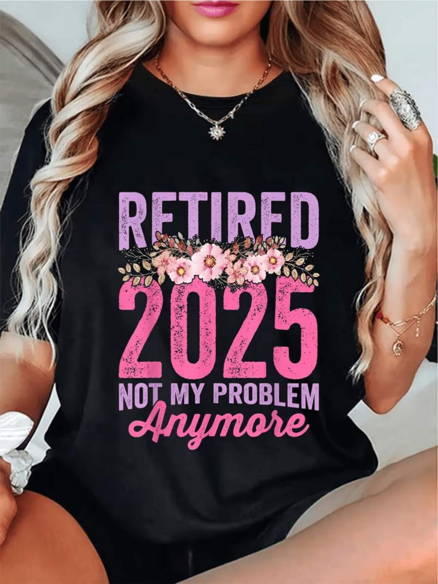 Texto con mensaje alegre sobre retiro en 2025 acompañado de flores rosadas que simbolizan libertad descanso y nuevas etapas de vida camiseta de mujer casual cómoda para uso diario - Negro - Ver 1