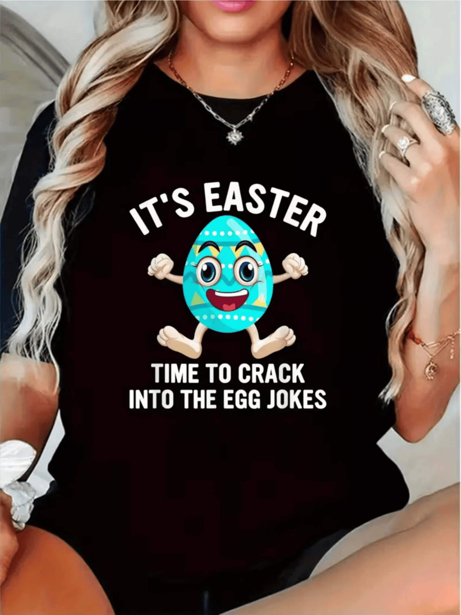 Smiling Blue Egg Jumping Energetically, Representing The Joy Of Easter And Festive Humor That Invites Sharing Fun Moments. Funny Casual Women's T-Shirt For Easter Celebration. - 黑色 - 查看 1