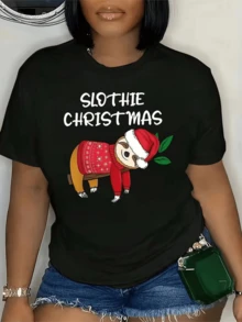 Perezoso navideño con gorro rojo y suéter festivo que inspira ternura y calma rodeado de hojas verdes ideal para transmitir alegría en temporada de celebración camiseta de mujer casual moderna cómoda para diario - Negro - Ver 8