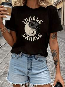 Simbolismo de yin y yang con sol y luna representando equilibrio entre respiración calma y energía positiva que inspira serenidad y armonía en el espíritu camiseta de mujer casual moderna para uso diario - Negro - Ver 1