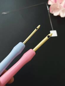Bộ dụng cụ thêu đục lỗ thân thiện với người mới bắt đầu, 2 dụng cụ thêu có tay cầm tiện dụng, kim đục lỗ cán nhựa màu xanh hoặc hồng kèm dụng cụ xỏ chỉ/hộp đựng, phù hợp cho học sinh và người lớn tham gia các dự án DIY. - kim châm - Xem 4