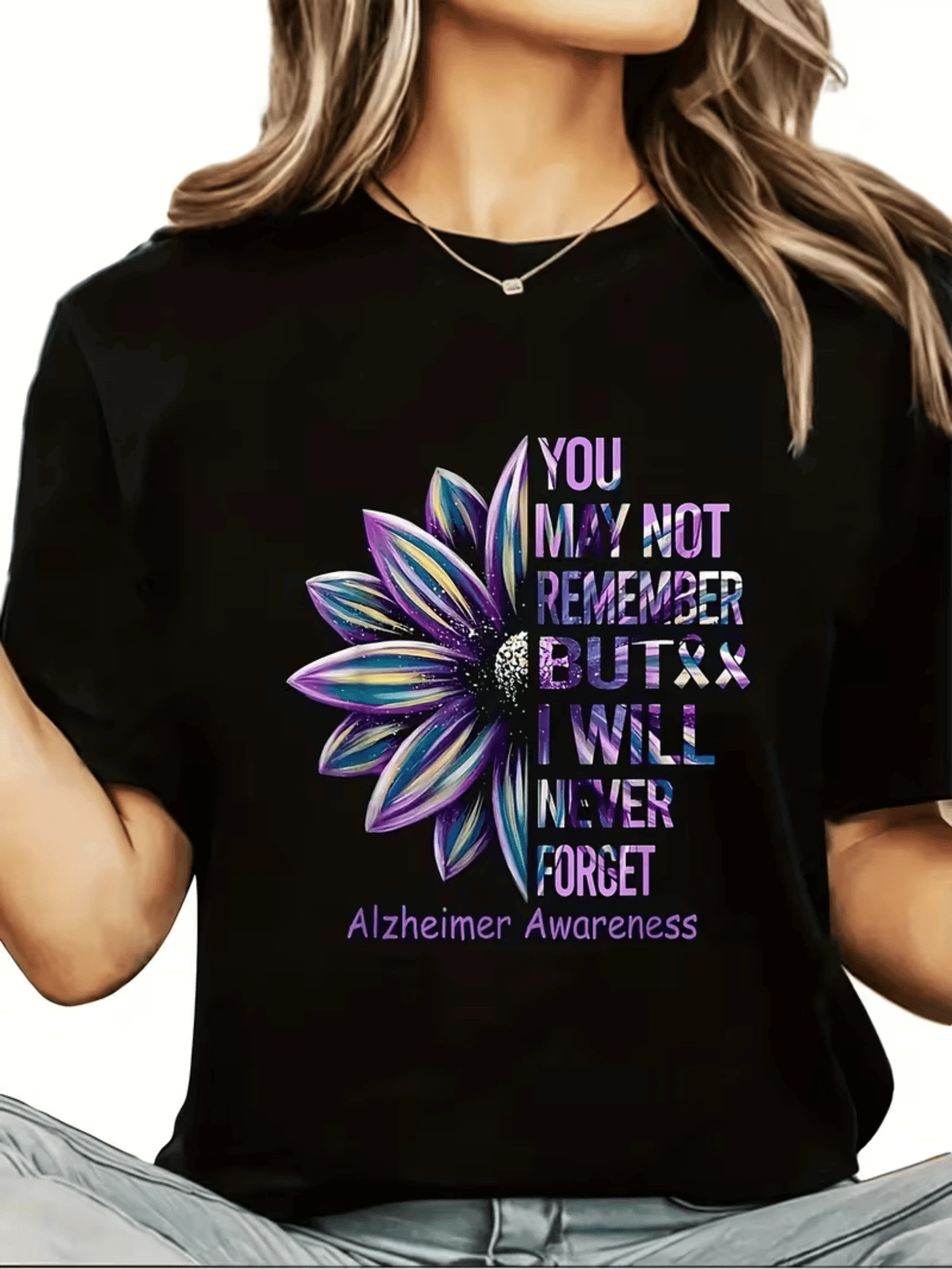Flor púrpura radiante con pétalos que simbolizan esperanza y memoria eterna representando la fortaleza frente al Alzheimer camiseta de mujer con mensaje de conciencia y sentimiento profundo - Negro - Ver 1