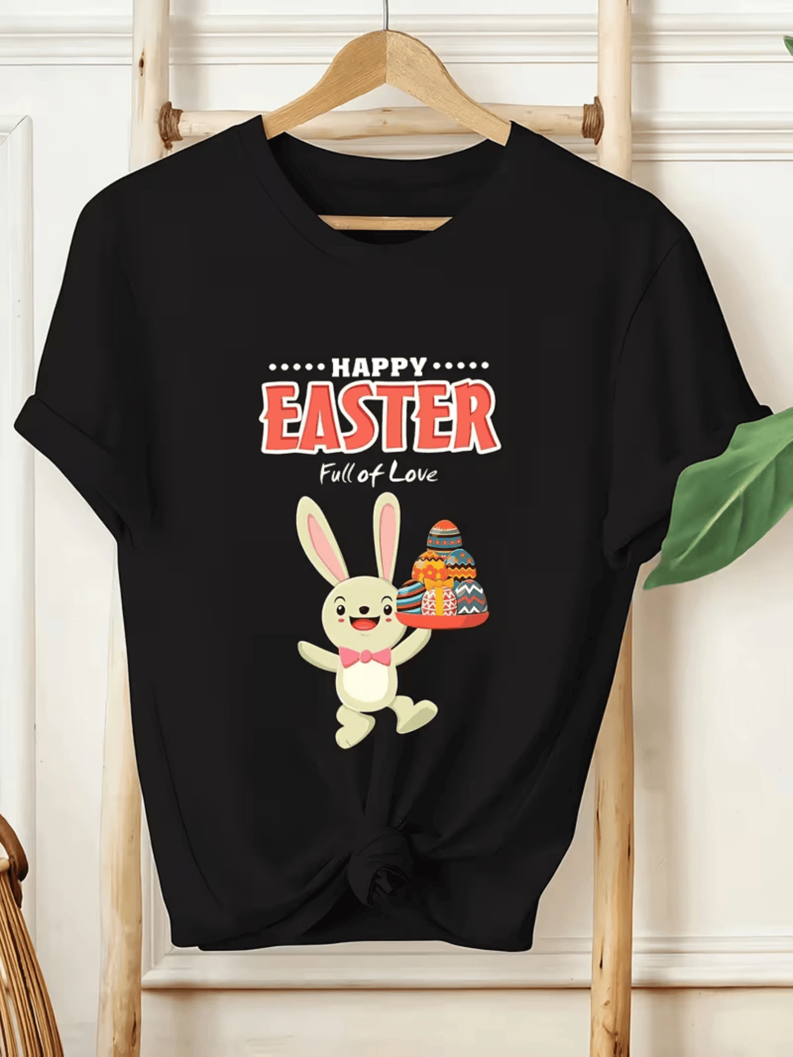 Conejo alegre sosteniendo huevos decorados que simbolizan alegría esperanza y amor en la celebración de Pascua camiseta de mujer cómoda casual para fiesta y uso diario - Negro - Ver 1