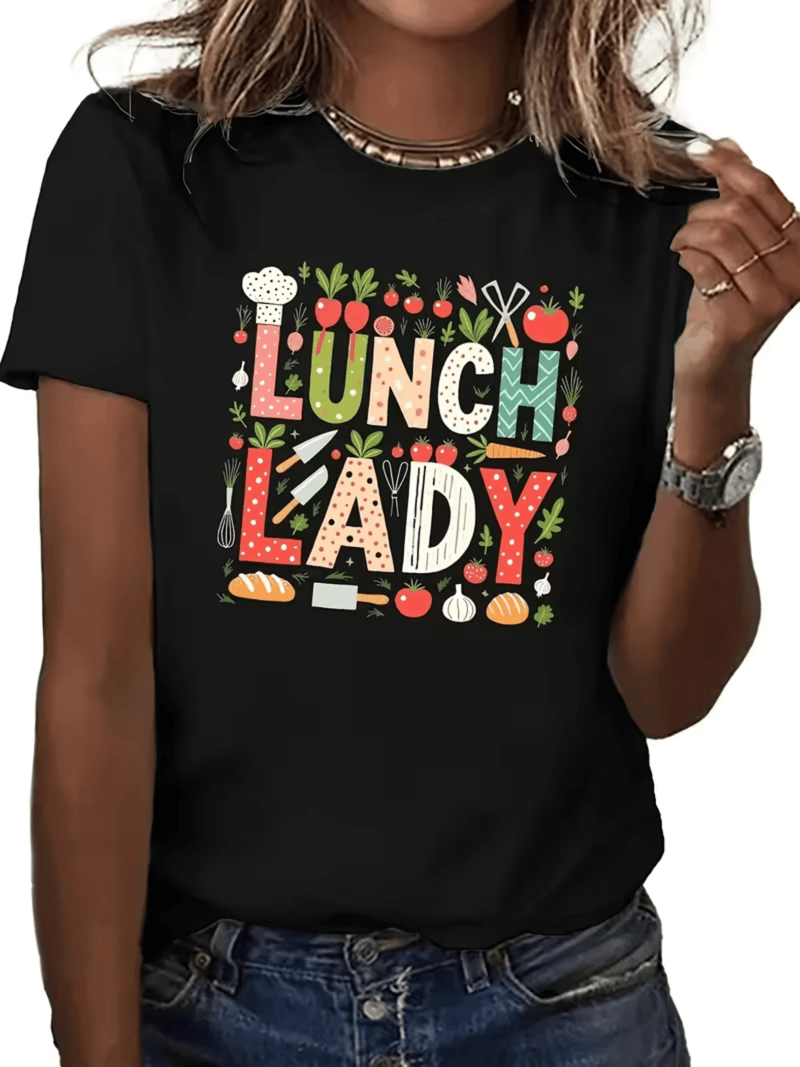 Coloridas letras rodeadas de vegetales, utensilios y panes que evocan el espíritu alegre y creativo de una cocinera dedicada que disfruta preparar comidas con cariño camiseta de mujer casual cómoda para diario - Negro - Ver 1