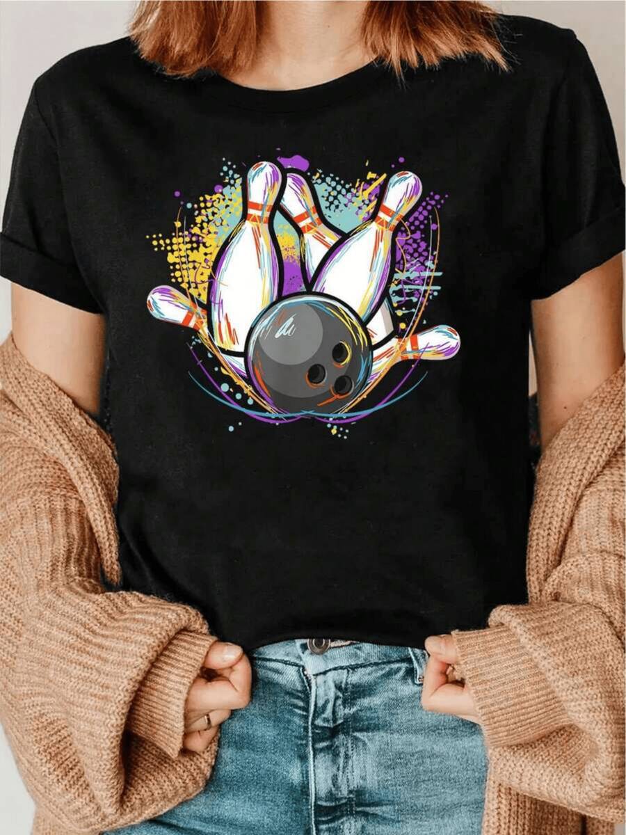 Boliche alegre con bolas y pinos rodeados de trazos de colores vibrantes que transmiten dinamismo diversión y energía juvenil camiseta de mujer cómoda para uso casual - Negro - Ver 1