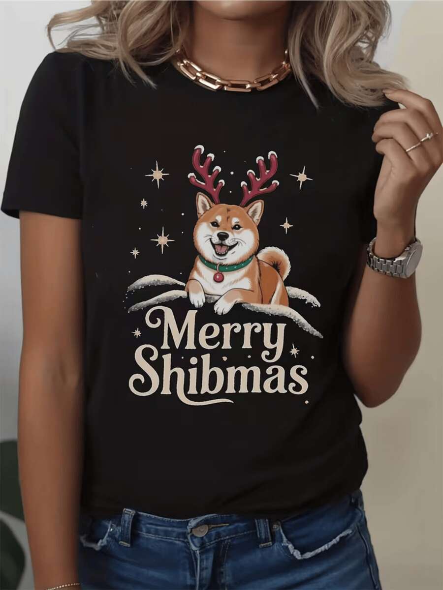 Perro Shiba decorado con astas navideñas sonriente bajo estrellas simboliza alegría de invierno y amistad sincera camiseta de mujer manga corta casual elegante para fiestas - Negro - Ver 1