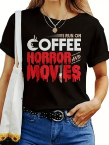 Text That Combines A Passion For Coffee With A Love For Horror Movies, Featuring Red Letters That Resemble Blood Alongside Details That Evoke Energy, Creativity, And Fun. A Modern, Casual Women's T-Shirt For Movie Lovers. - 黑色 - 查看 8