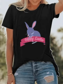 Conejo morado con orejas rosas sostiene una cinta con mensaje festivo simbolizando alegría y esperanza de Pascua en camiseta de mujer casual moderna cómoda y perfecta para días soleados - Negro - Ver 8