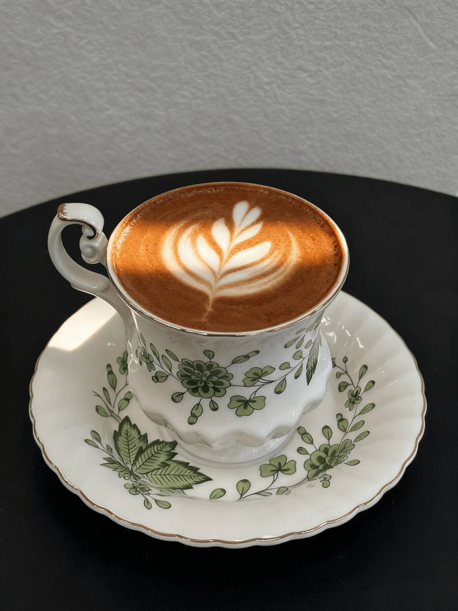 1 Conjunto de Xícaras e Pires com Borda Dourada Floral do Palácio, Conjunto de Louça de Porcelana Vintage, Xícaras de Café Elegantes com Flor Verde, Xícara e Pires de Leite para Café da Manhã, Adequado para Casa, Restaurante, Café, Loja de Sobremesas, Presente - Multicolorido - Visão 1