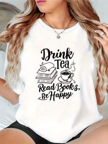 A Steaming Cup Of Tea Next To A Stack Of Books Inspires Peace, Reading, And Quiet Moments At Home, Reflecting A Love For Tea And Everyday Happiness. A Modern And Comfortable Casual Women's T-Shirt. - 白色 - 查看 1