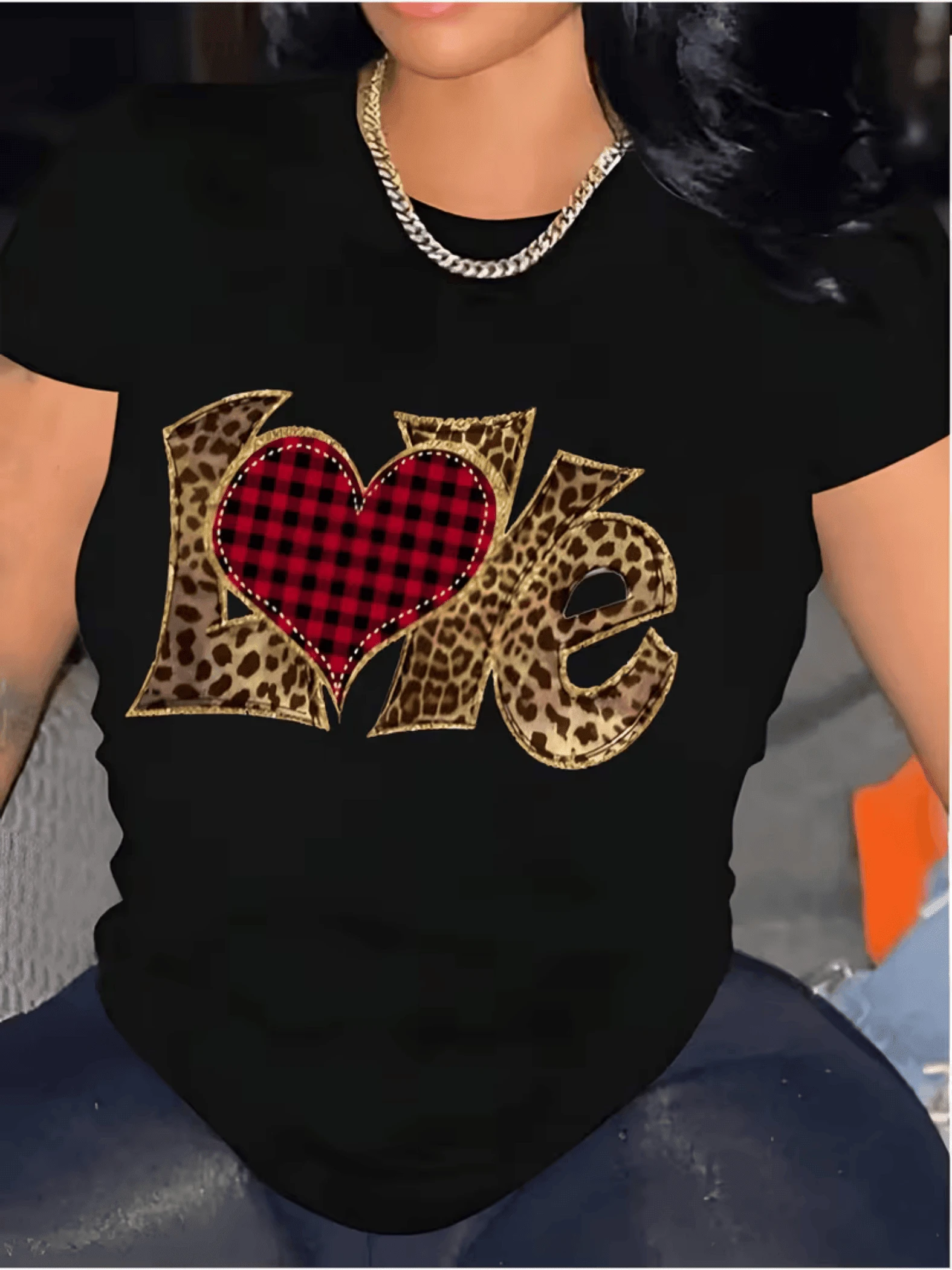 Heart With Red And Black Checkered Print Over Leopard-Textured Lettering Symbolizing The Strength Of Love And Passion. Modern, Comfortable, And Stylish Casual Women's T-Shirt For Everyday Wear. - 黑色 - 查看 1