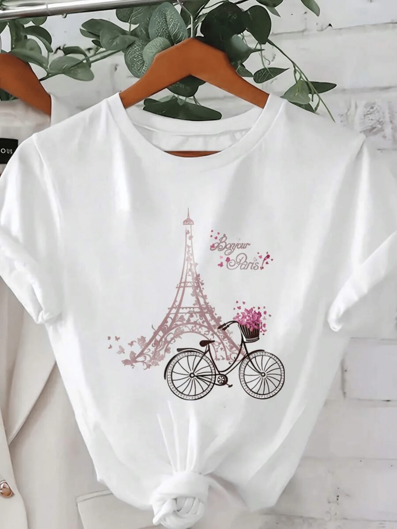 Torre Eiffel decorada con delicadas mariposas y una bicicleta clásica con flores que evocan un paseo romántico por París camiseta de mujer moderna y cómoda para uso diario - Blanco - Ver 1