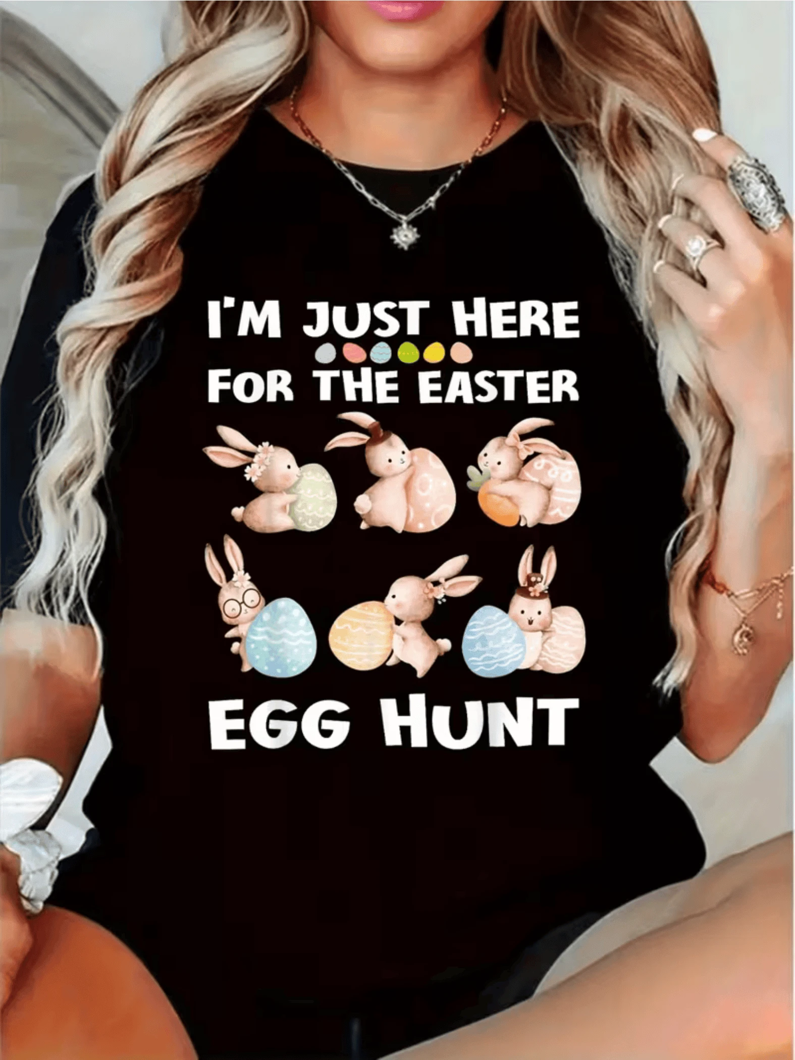 Cute Bunnies Holding Colorful Eggs Represent The Joy Of The Easter Hunt And Invite You To Celebrate With Humor And Charm. Fun Casual Women's T-Shirt For The Festive Season - 黑色 - 查看 1
