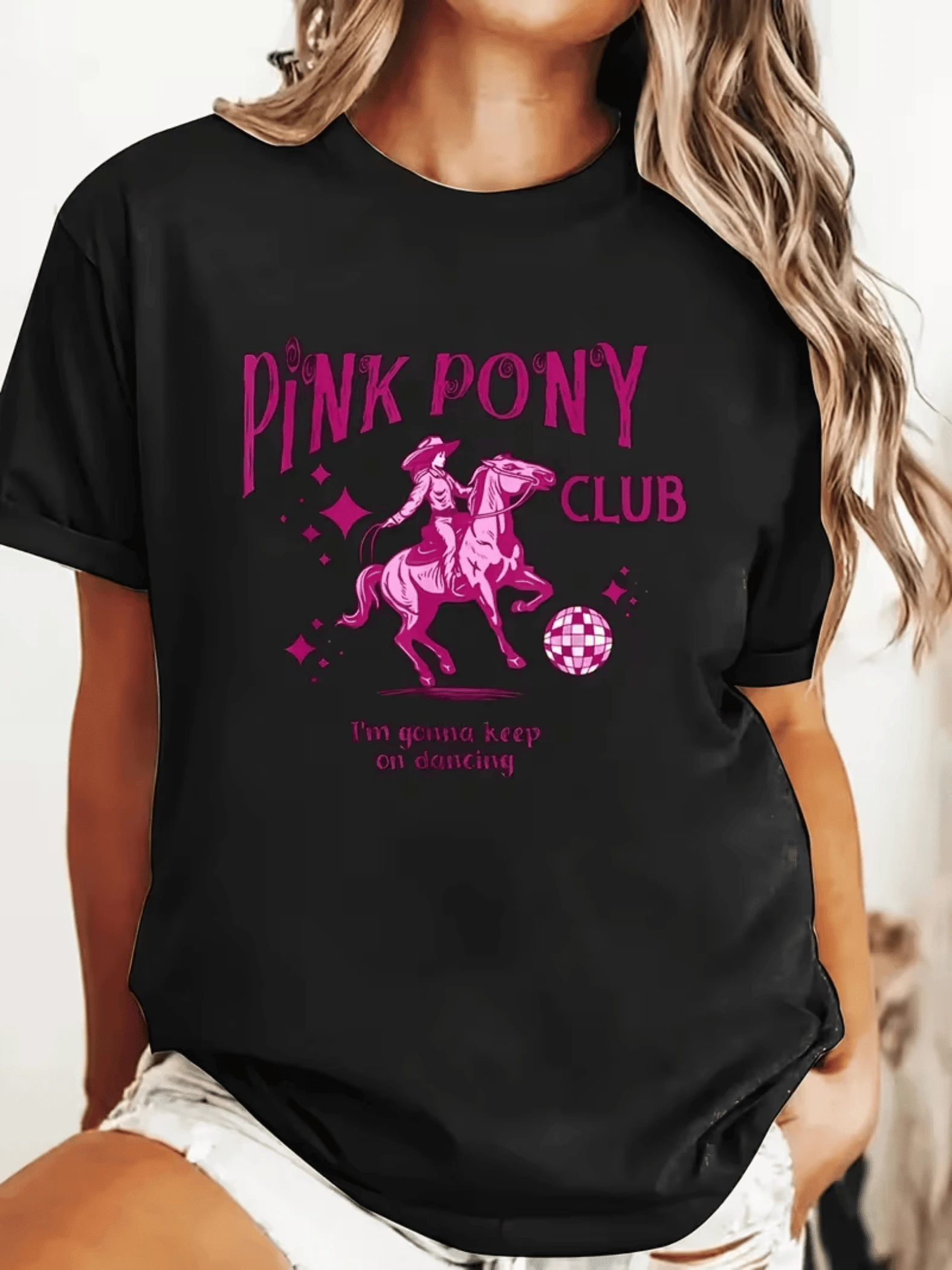 Pony rosado con jinete que simboliza libertad alegría y movimiento acompañado de estrellas y esfera brillante evocando energía positiva y diversión camiseta de mujer casual moderna cómoda para uso diario - Negro - Ver 1