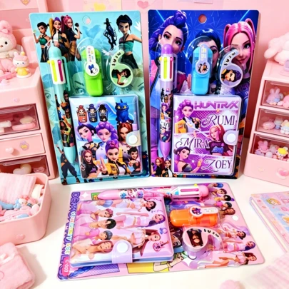 Bộ văn phòng phẩm chủ đề Anime, gồm bút nhiều màu, sổ tay mini và băng dính, thích hợp dùng để viết nhật ký, ghi chú và học tập (kiểu ngẫu nhiên).