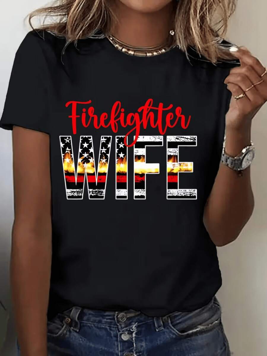 Burning Flames And Lettering That Reflects Pride In The Work Of Firefighters, Symbolizing Love, Courage, And Unconditional Support For Those Who Risk Their Lives Every Day. A Modern, Comfortable, Casual Women's T-Shirt For Everyday Wear. - 黑色 - 查看 1